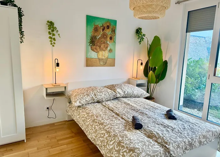 Modern With Garden Near Vienna Apartment